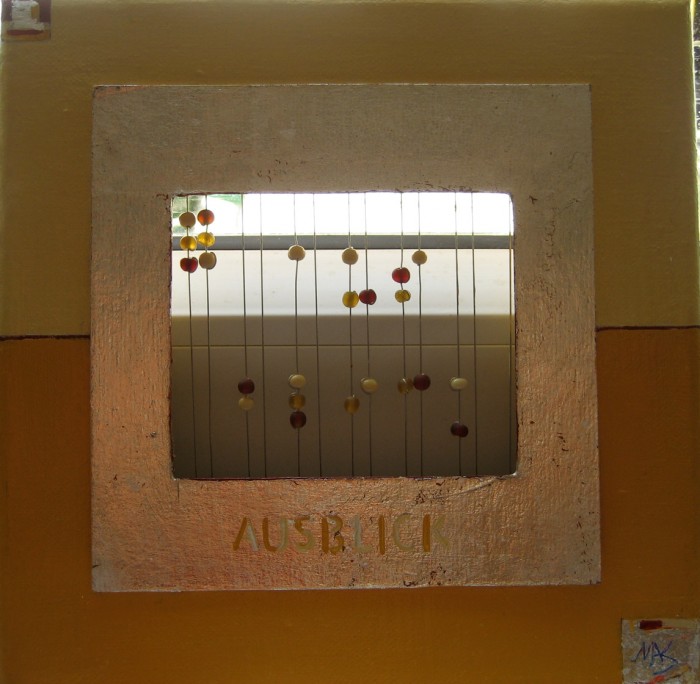 "Ausblick"
Acryl auf Leinwand und Blattsilber auf Pappe, Nylonfäden und Brailleschrift mit Perlen.
Tastbares Bild